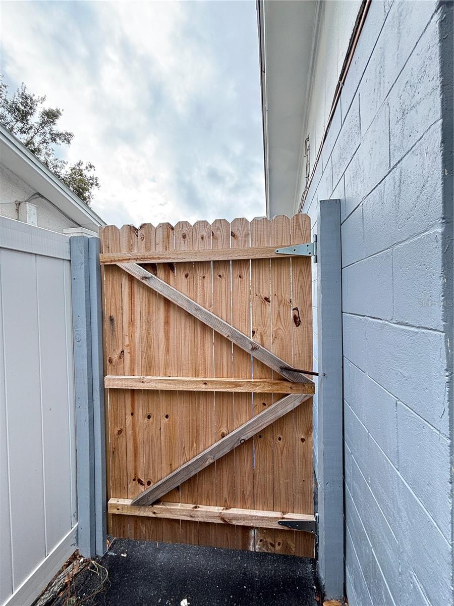 Image 29 of 37 For 10101 Springtree Court