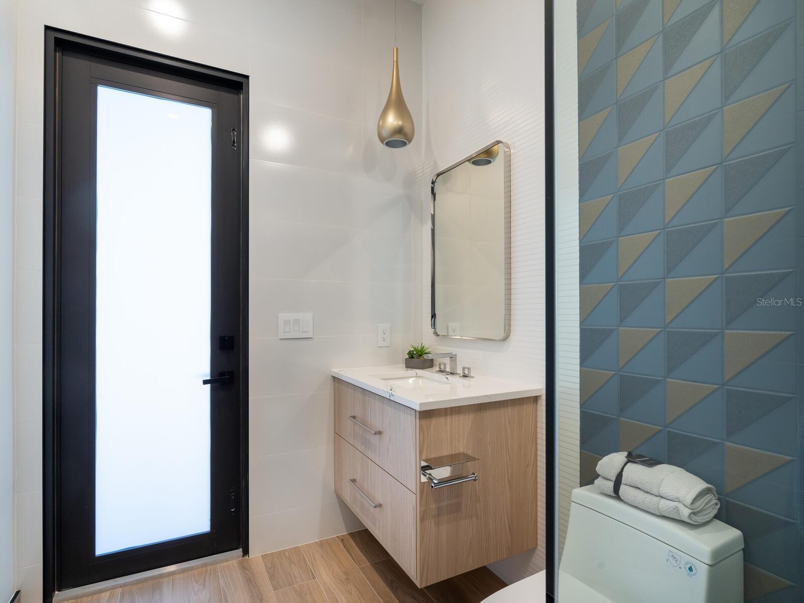 Image 12 of 42 For 2467 Hyde Park Street