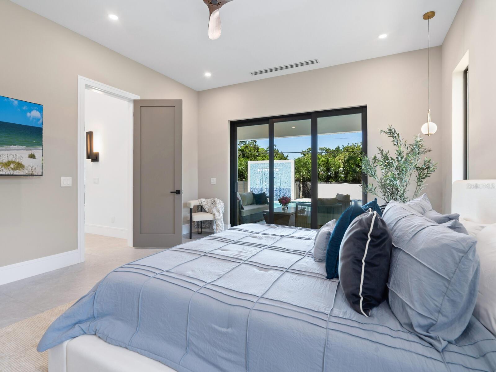 Image 13 of 42 For 2467 Hyde Park Street