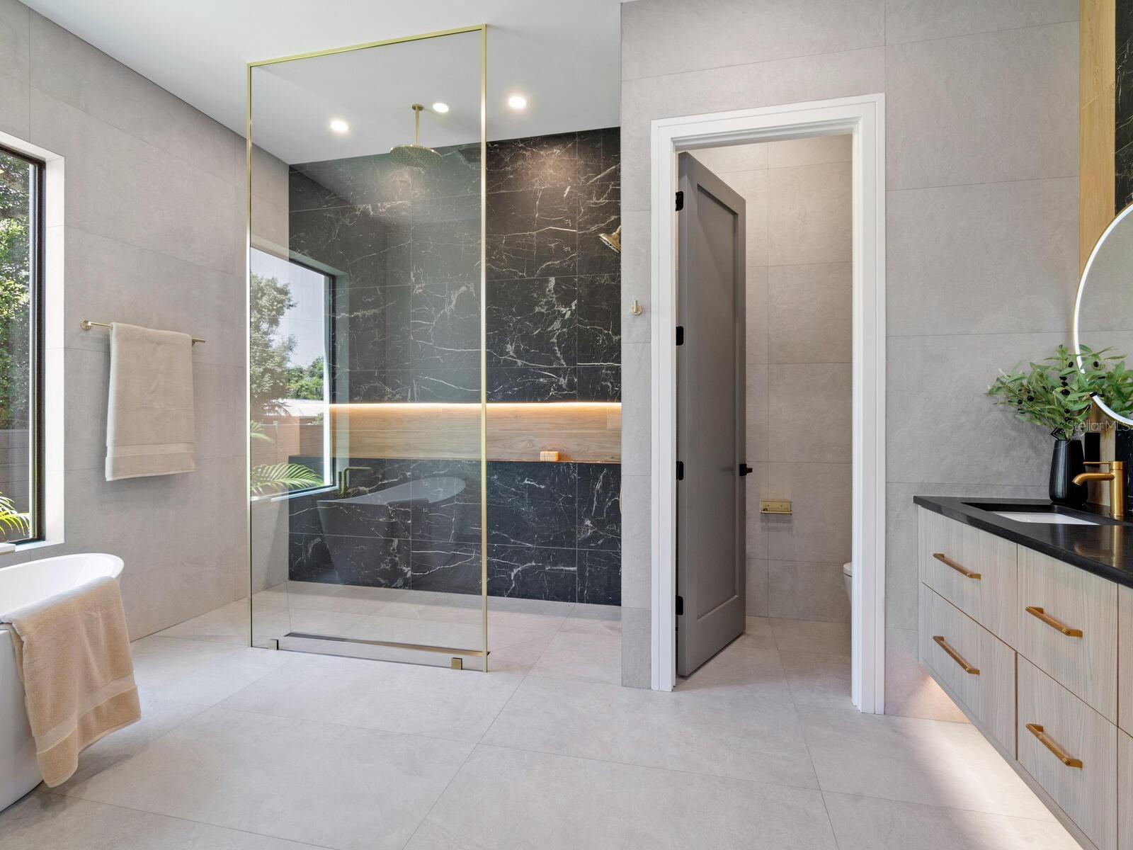 Image 14 of 42 For 2467 Hyde Park Street