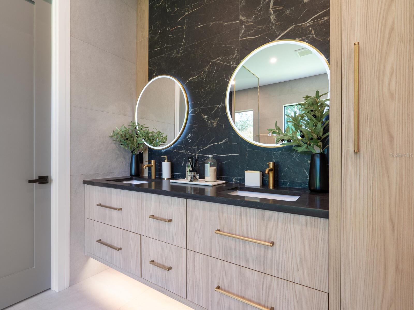 Image 15 of 42 For 2467 Hyde Park Street