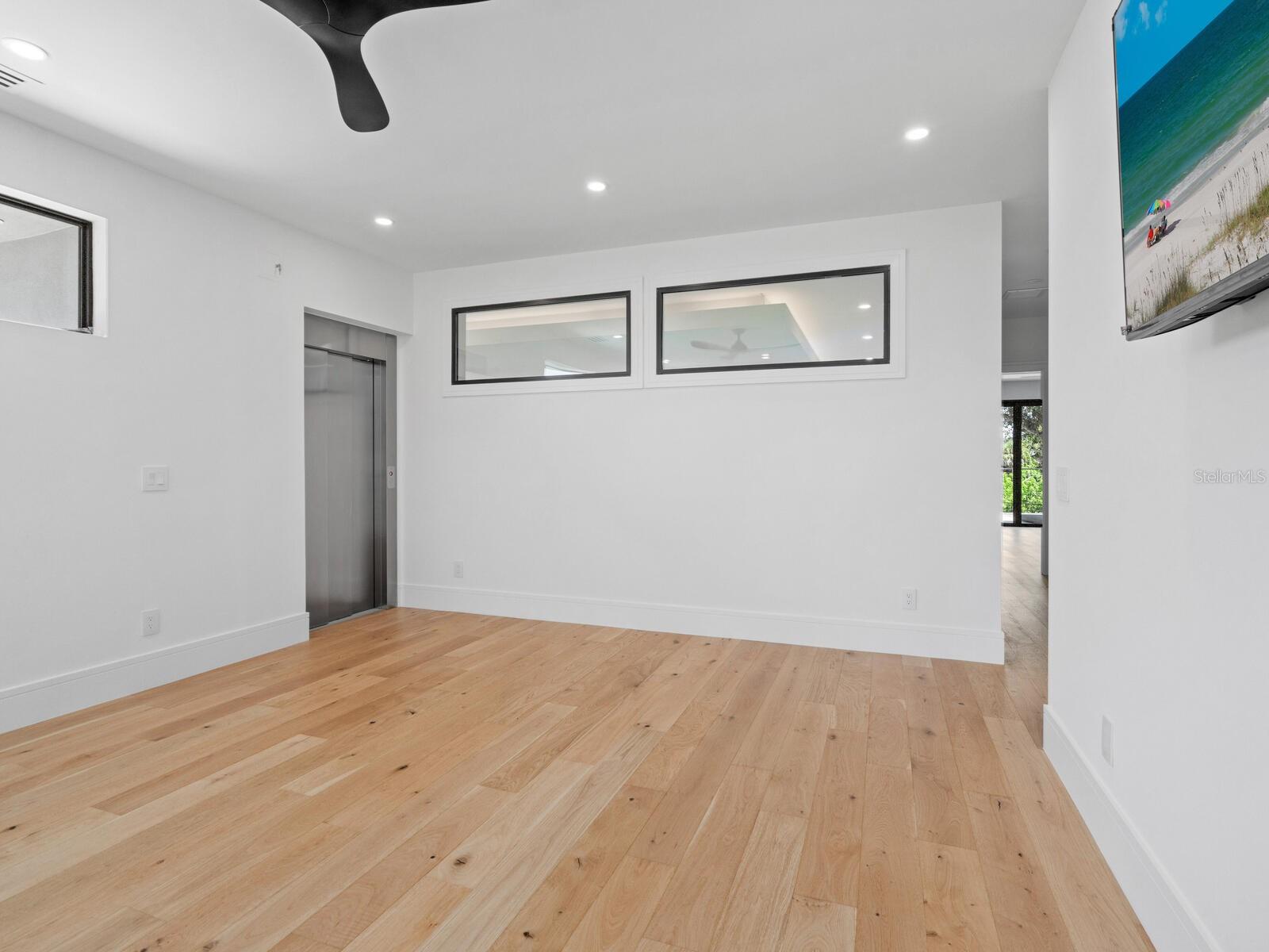 Image 19 of 42 For 2467 Hyde Park Street