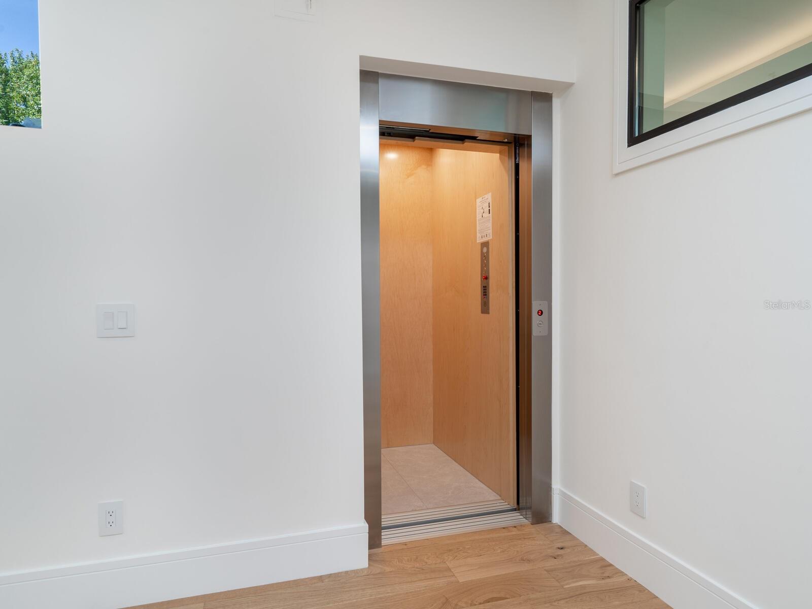 Image 20 of 42 For 2467 Hyde Park Street