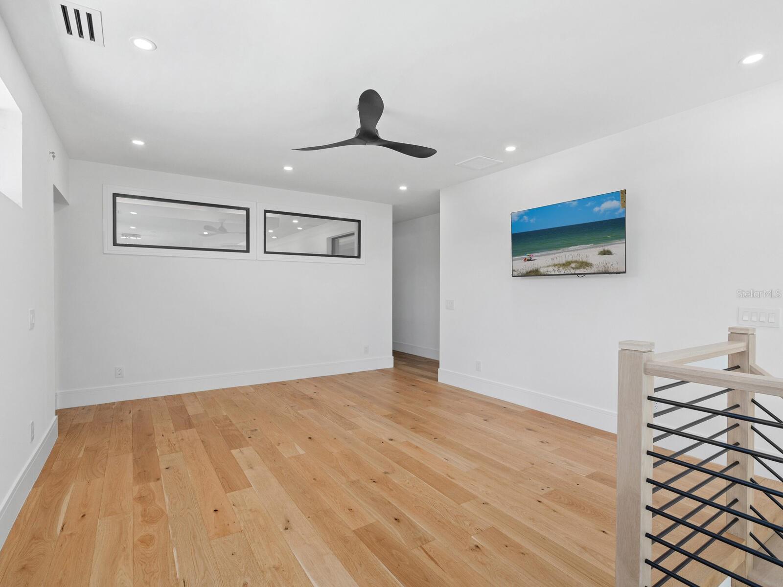 Image 21 of 42 For 2467 Hyde Park Street