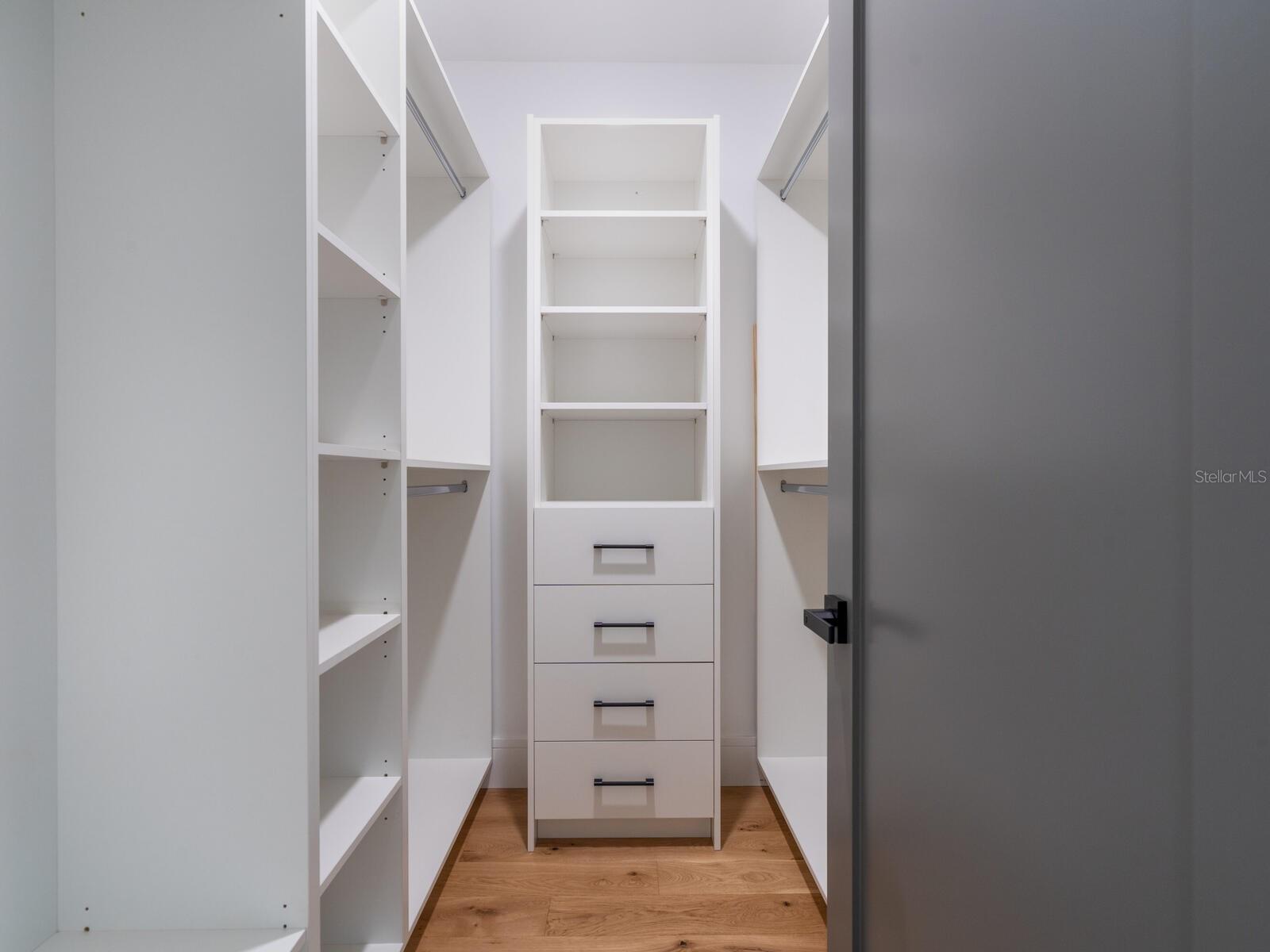 Image 22 of 42 For 2467 Hyde Park Street