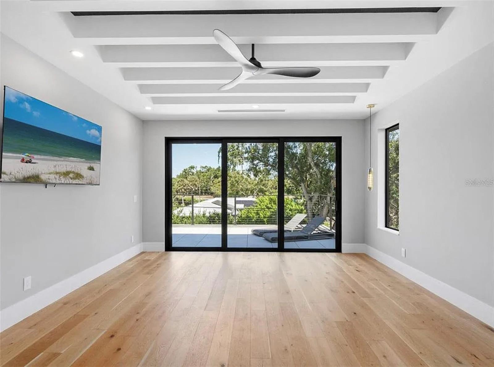 Image 24 of 42 For 2467 Hyde Park Street