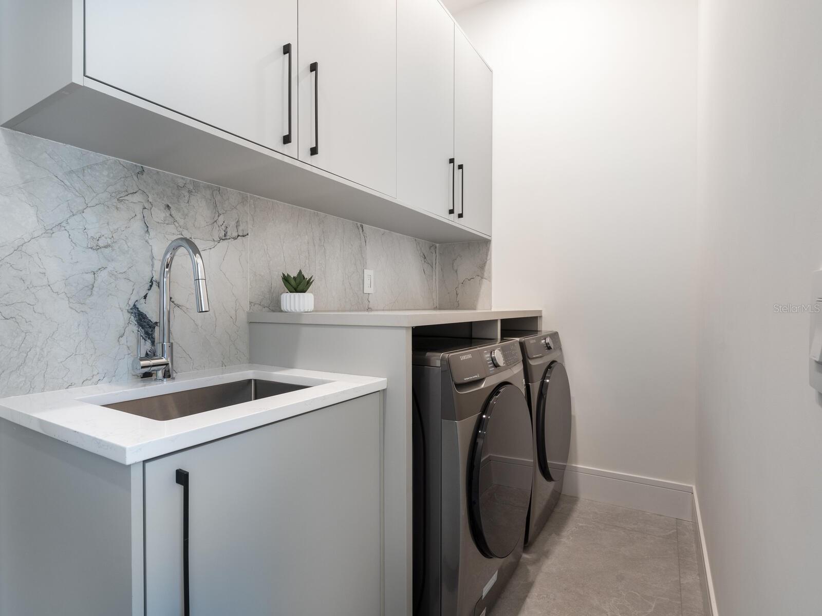 Image 28 of 42 For 2467 Hyde Park Street