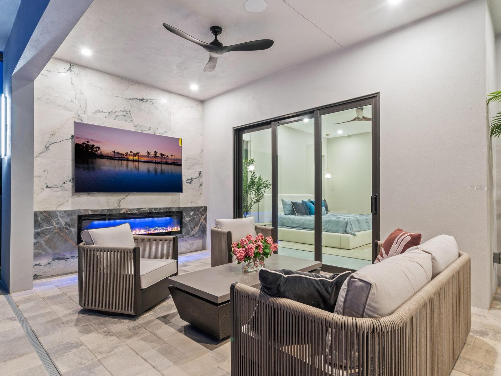 Image 38 of 42 For 2467 Hyde Park Street