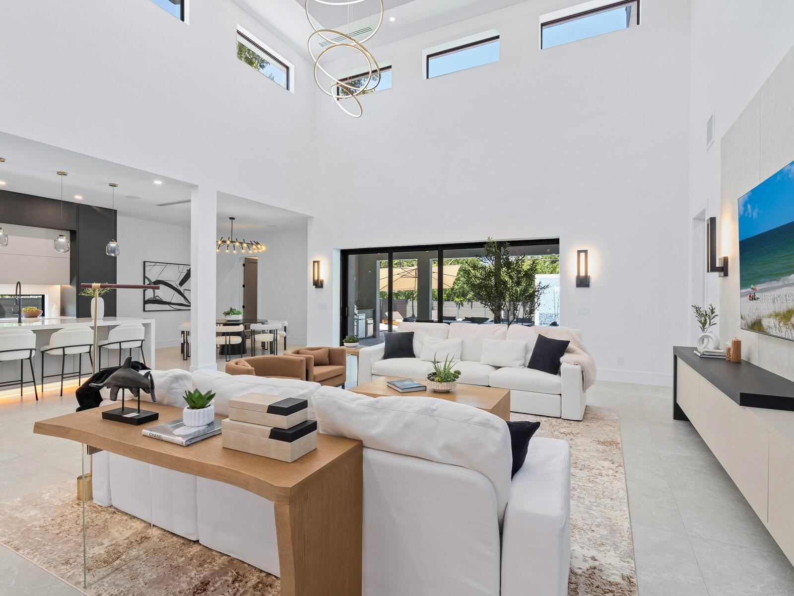 Image 5 of 42 For 2467 Hyde Park Street