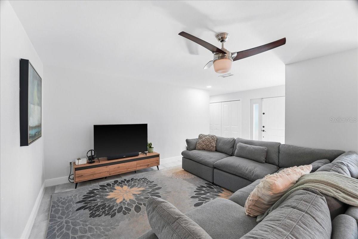 Image 10 of 44 For 1023 El Valle Avenue