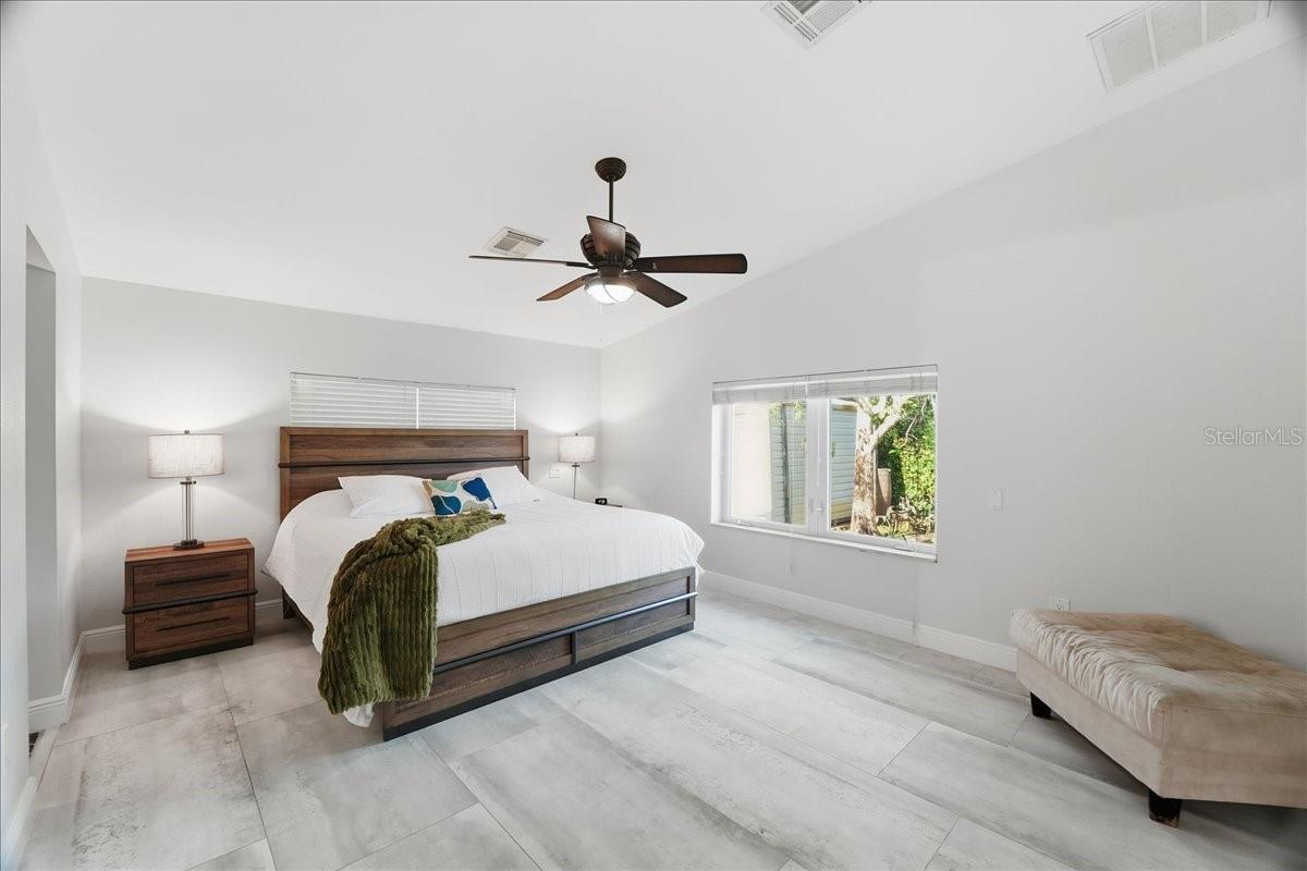 Image 20 of 44 For 1023 El Valle Avenue