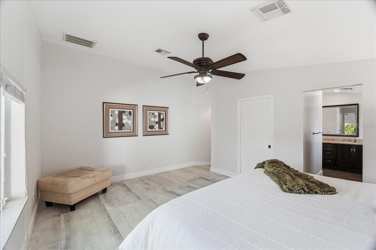 Image 22 of 44 For 1023 El Valle Avenue