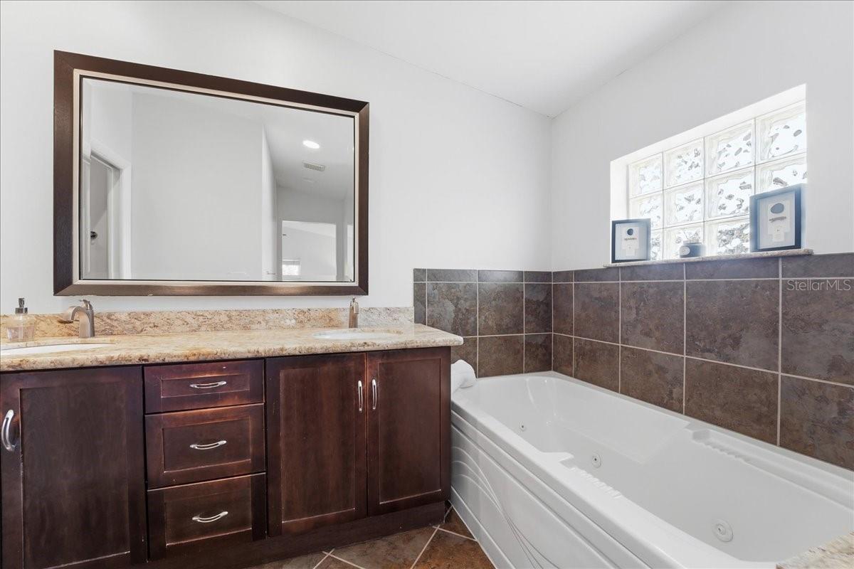 Image 23 of 44 For 1023 El Valle Avenue