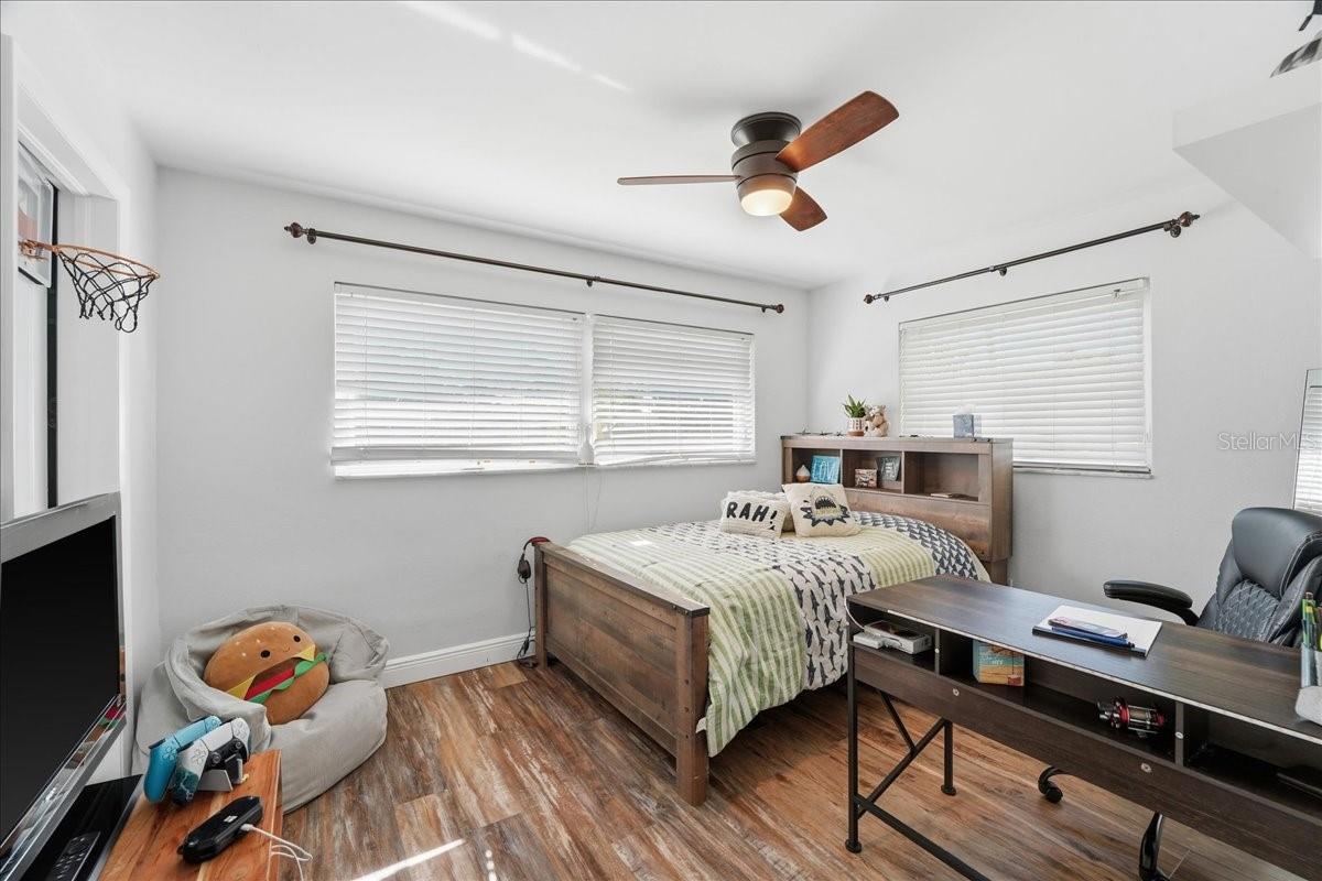 Image 26 of 44 For 1023 El Valle Avenue