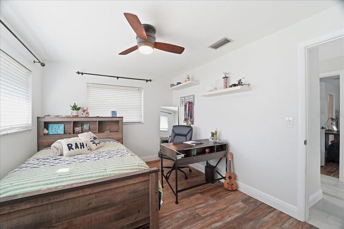 Image 27 of 44 For 1023 El Valle Avenue