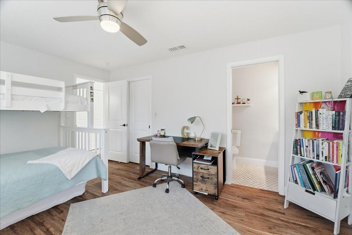 Image 31 of 44 For 1023 El Valle Avenue