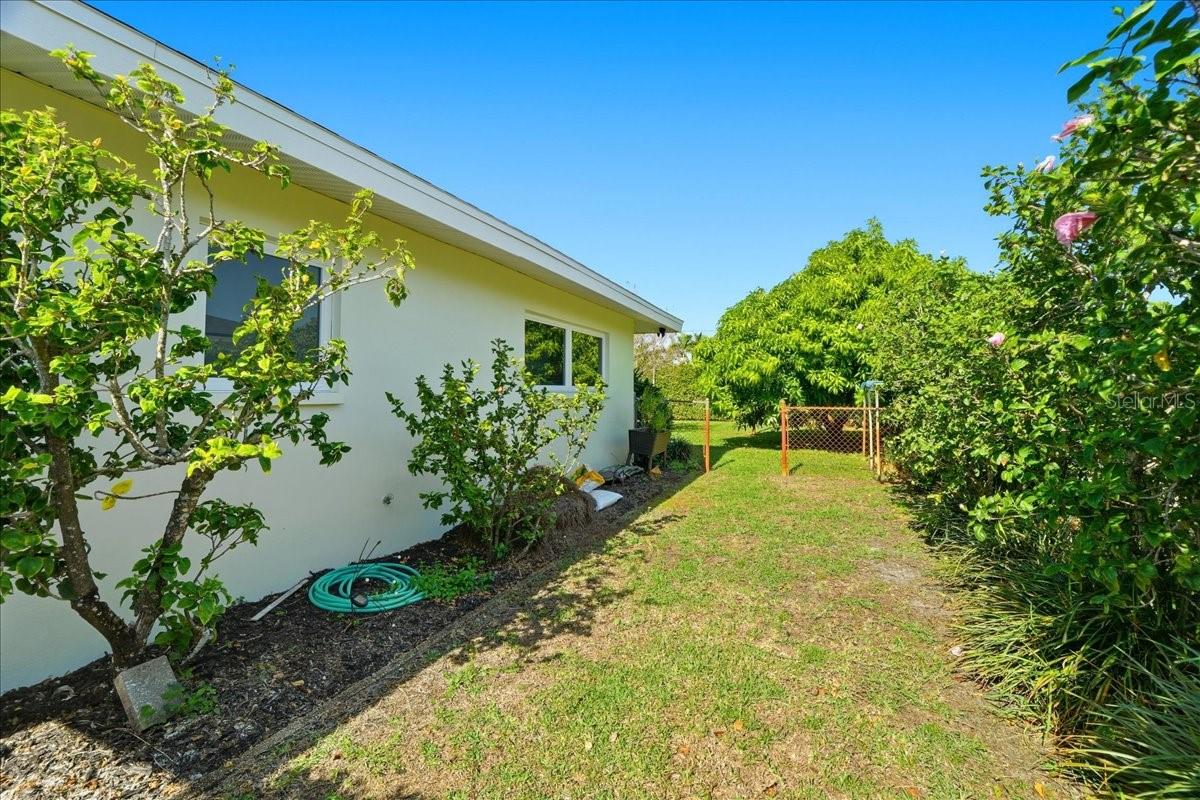 Image 38 of 44 For 1023 El Valle Avenue