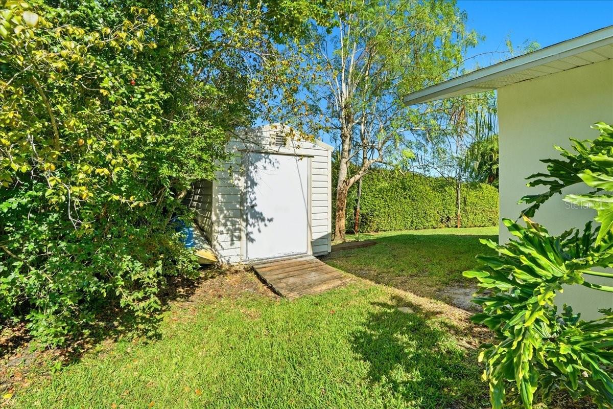 Image 40 of 44 For 1023 El Valle Avenue