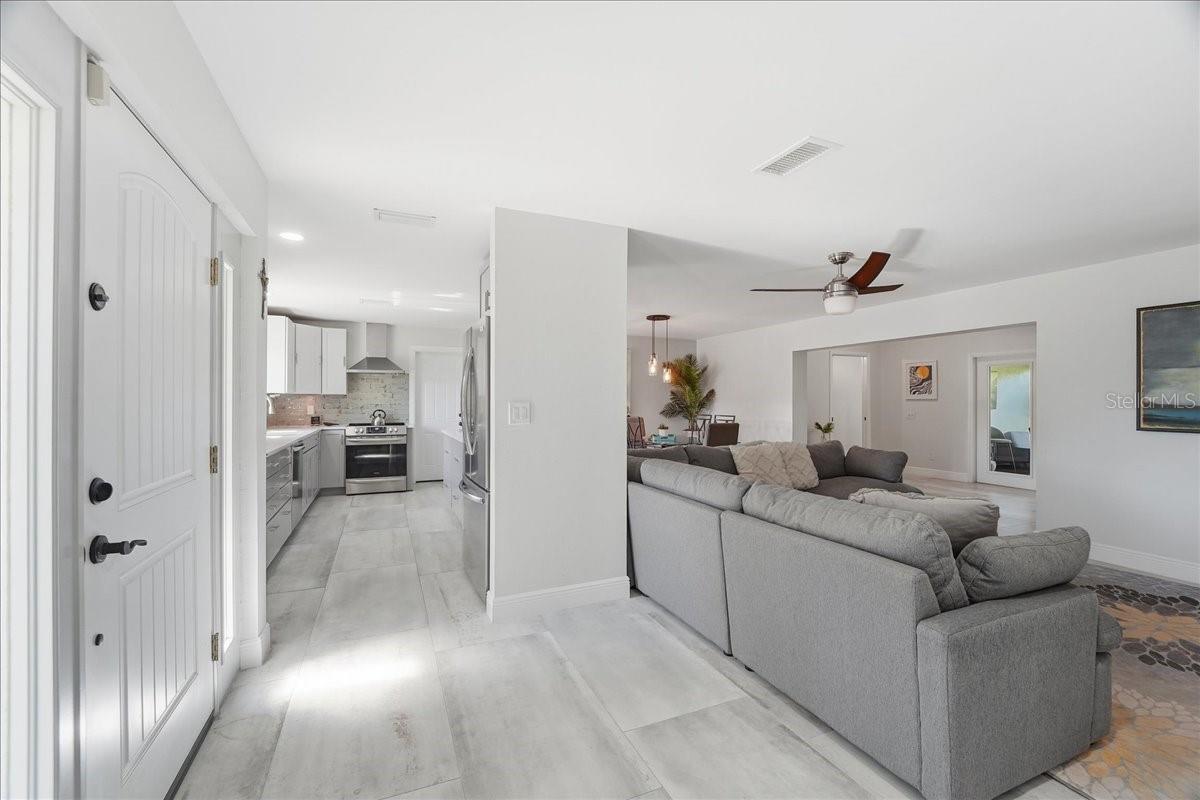 Image 8 of 44 For 1023 El Valle Avenue