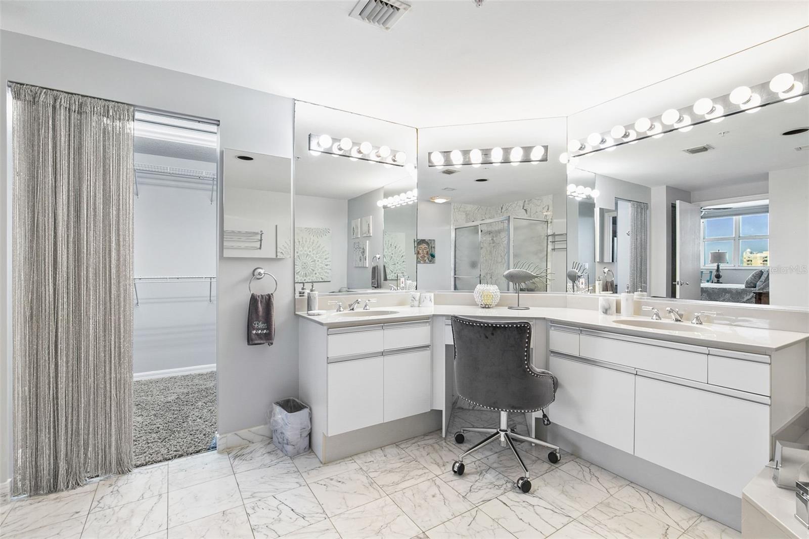 Image 20 of 37 For 1800 Benjamin Franklin Drive B1007