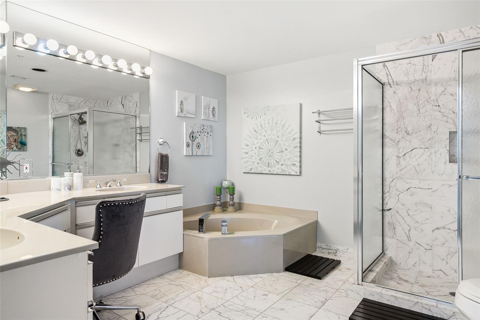 Image 21 of 37 For 1800 Benjamin Franklin Drive B1007