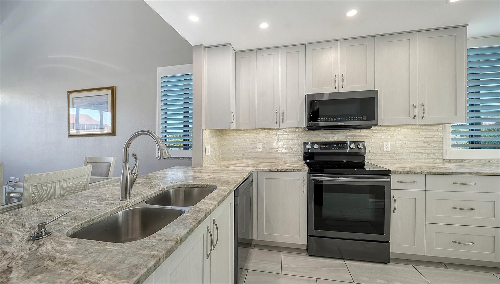 Image 14 of 48 For 6265 Midnight Pass Road 306