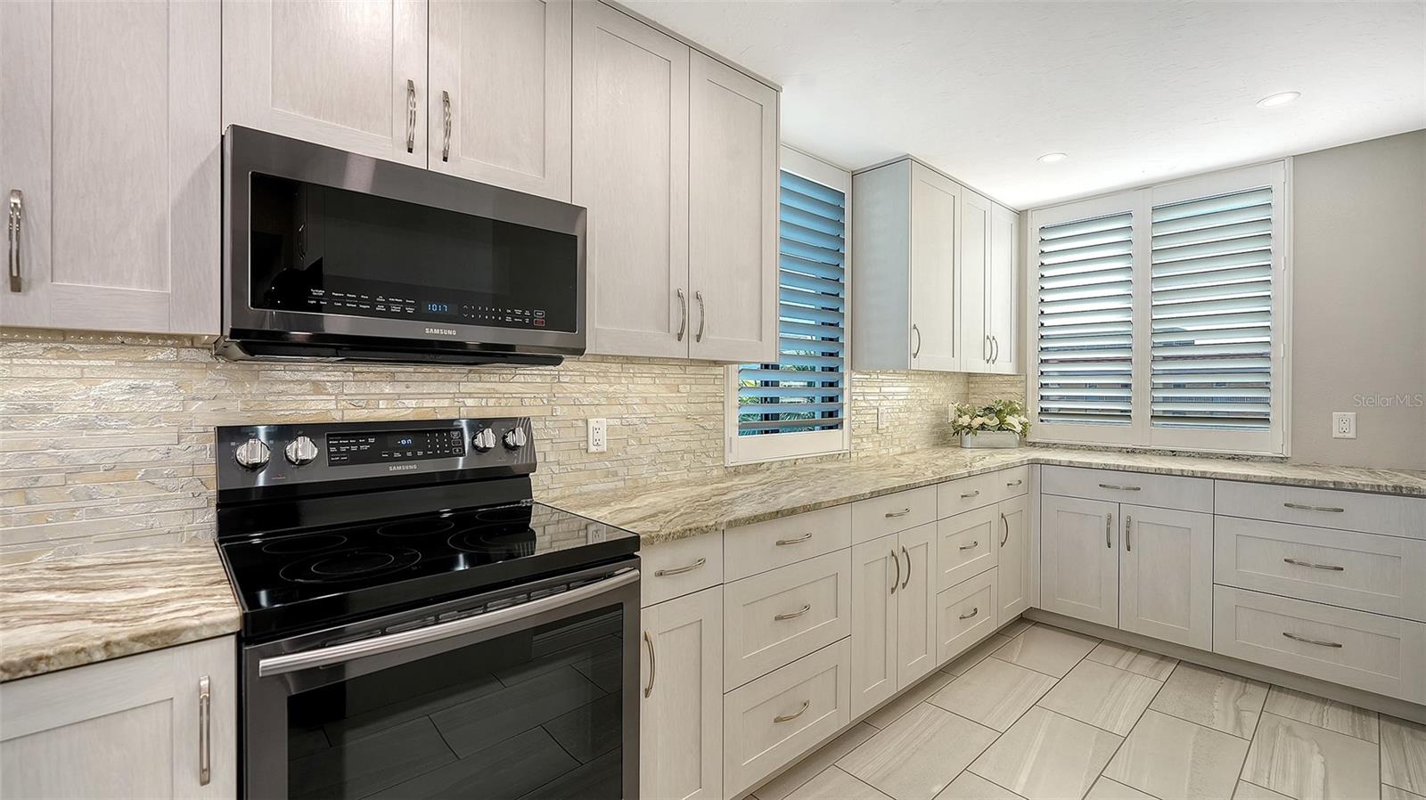 Image 15 of 48 For 6265 Midnight Pass Road 306