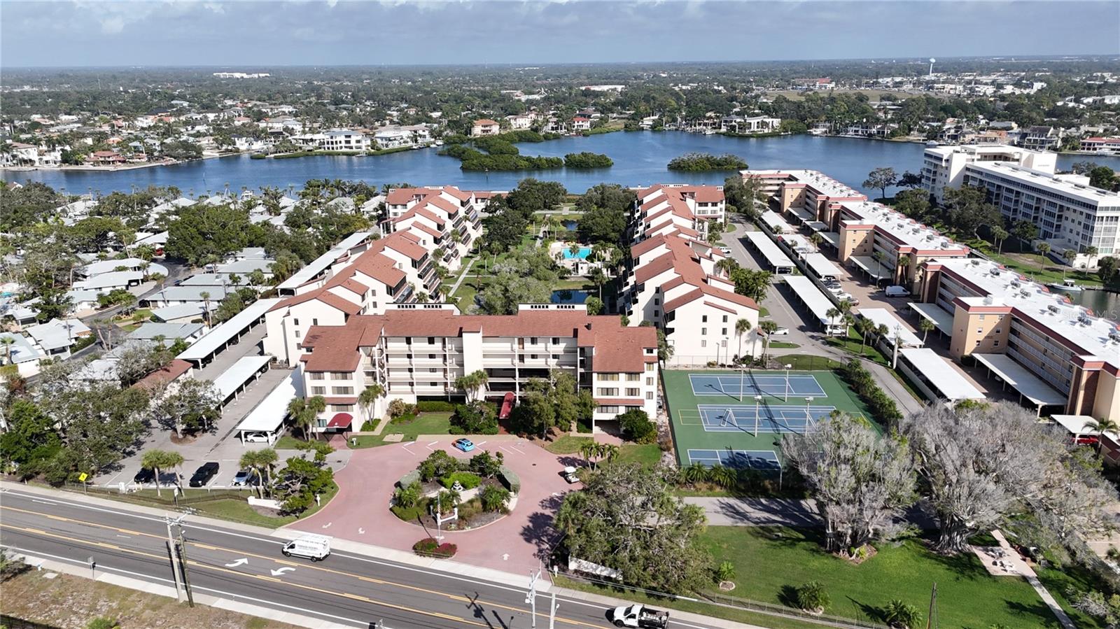 Image 34 of 48 For 6265 Midnight Pass Road 306