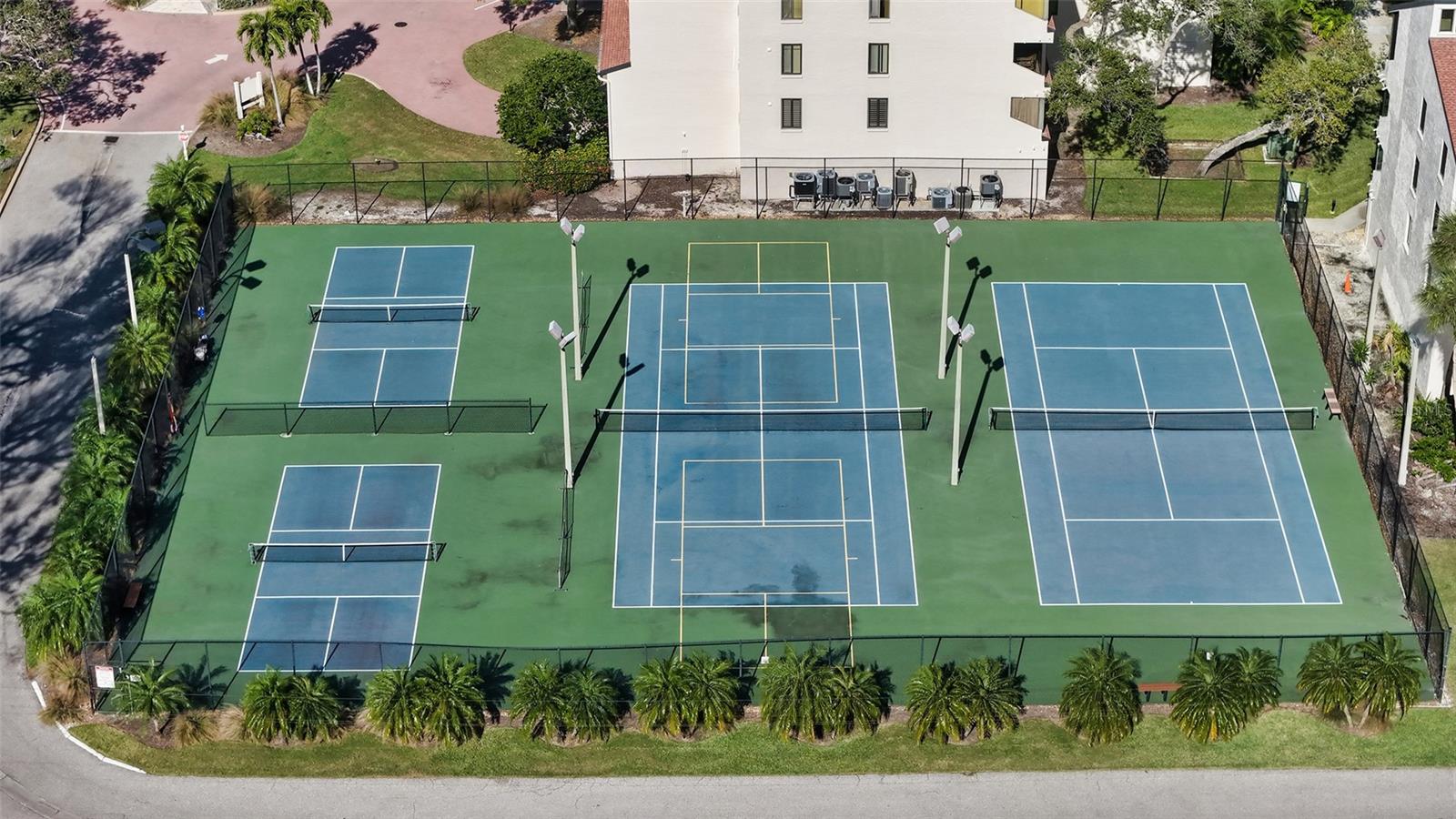 Image 35 of 48 For 6265 Midnight Pass Road 306