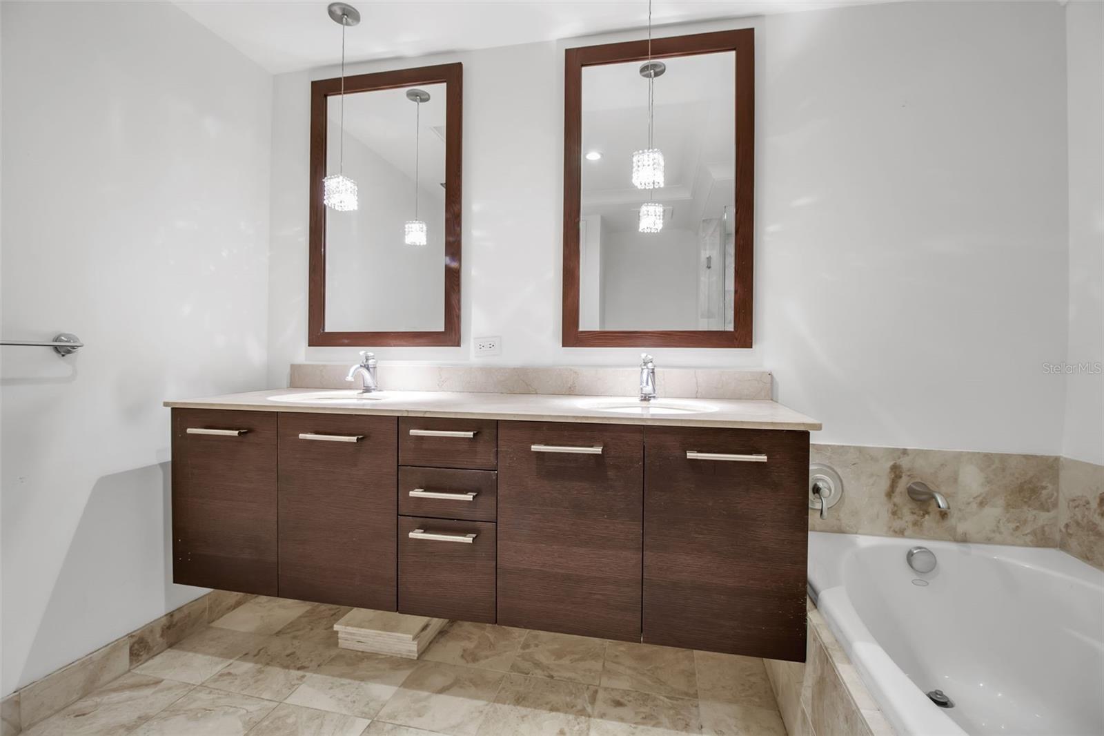 Image 35 of 68 For 1350 Main Street 707