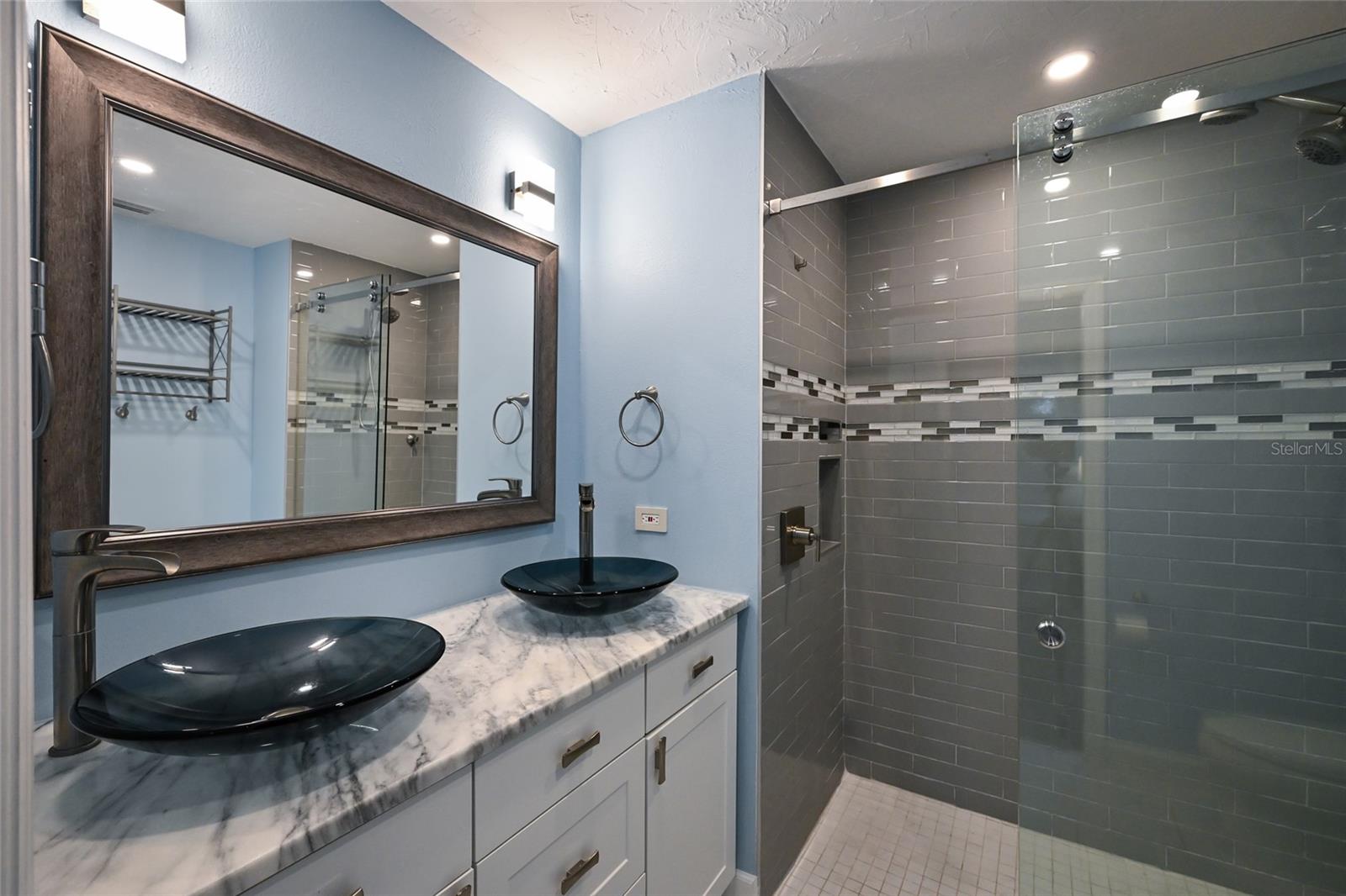 Image 16 of 44 For 2411 Ridge Avenue