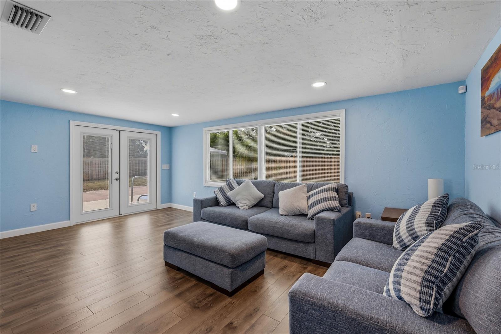 Image 30 of 44 For 2411 Ridge Avenue