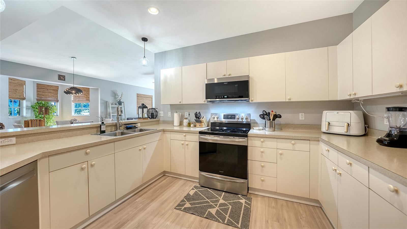 Image 16 of 40 For 201 28th Street W