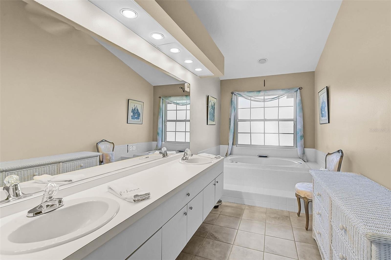 Image 17 of 45 For 4041 Murfield Drive E