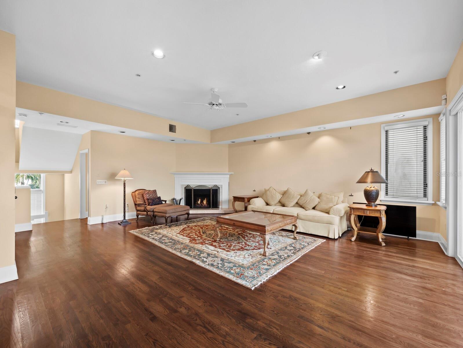 Image 7 of 50 For 836 Evergreen Way