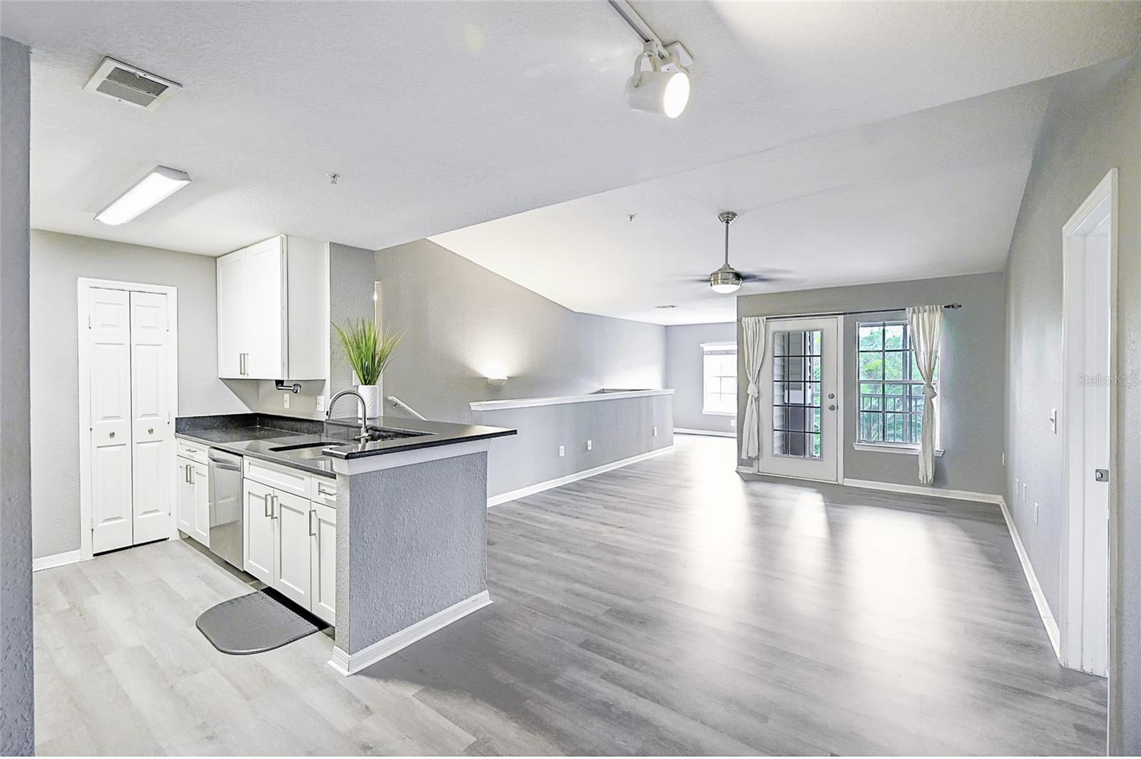 Image 6 of 42 For 7417 Vista Way 208