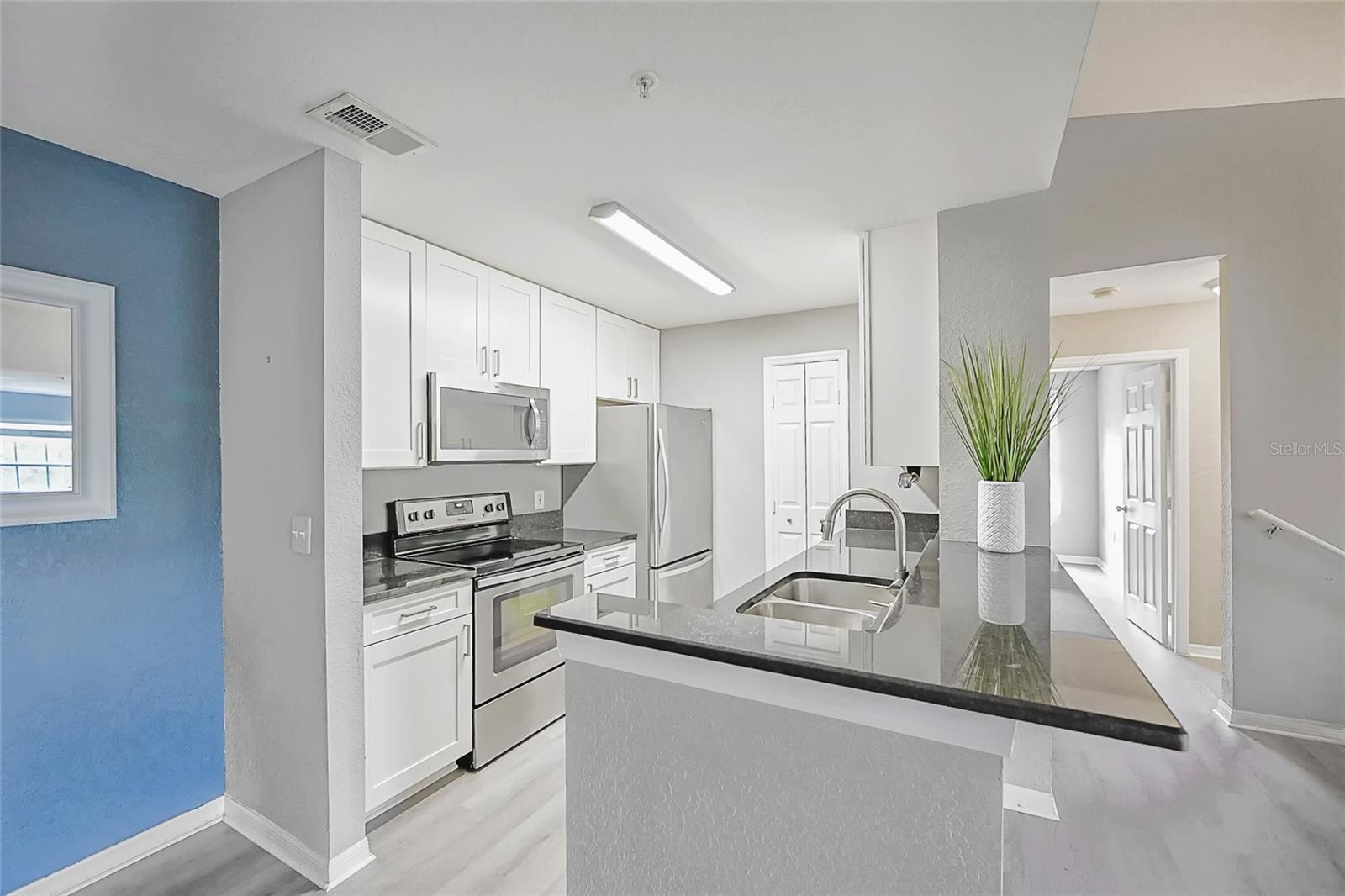 Image 7 of 42 For 7417 Vista Way 208