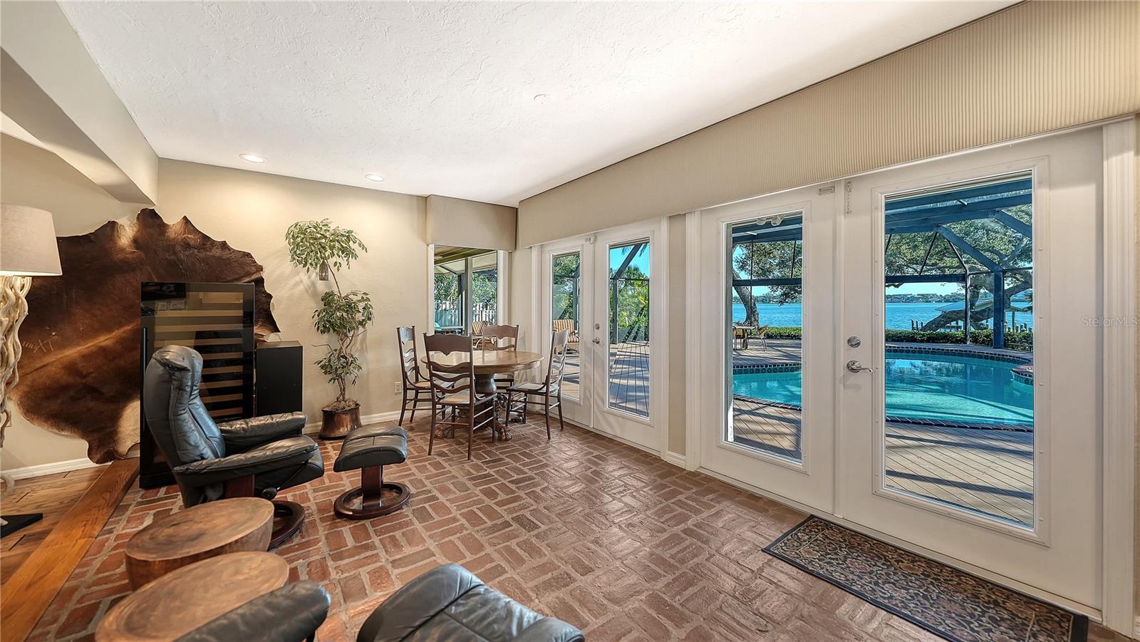 Listing photo id 9 for 1042 Casey Key Road