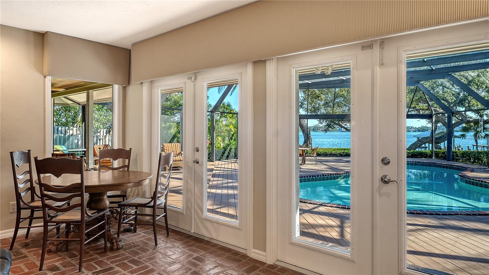 Listing photo id 10 for 1042 Casey Key Road