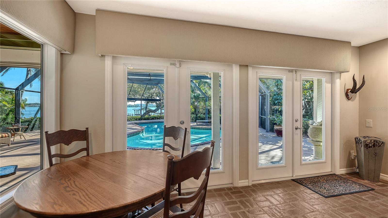 Listing photo id 11 for 1042 Casey Key Road