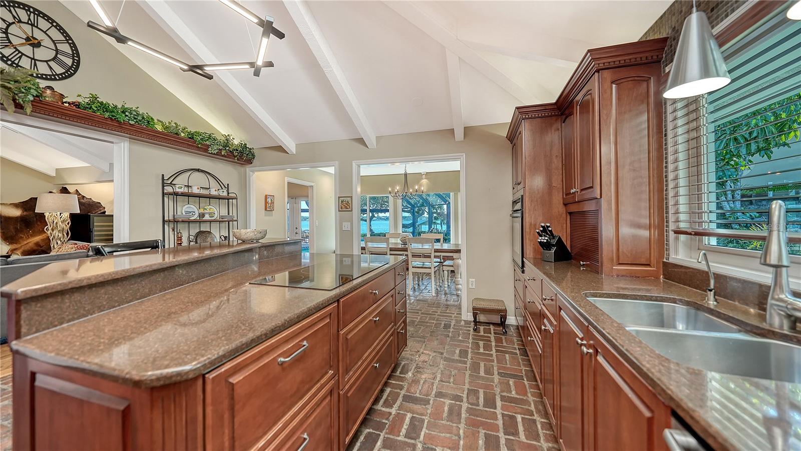 Listing photo id 15 for 1042 Casey Key Road