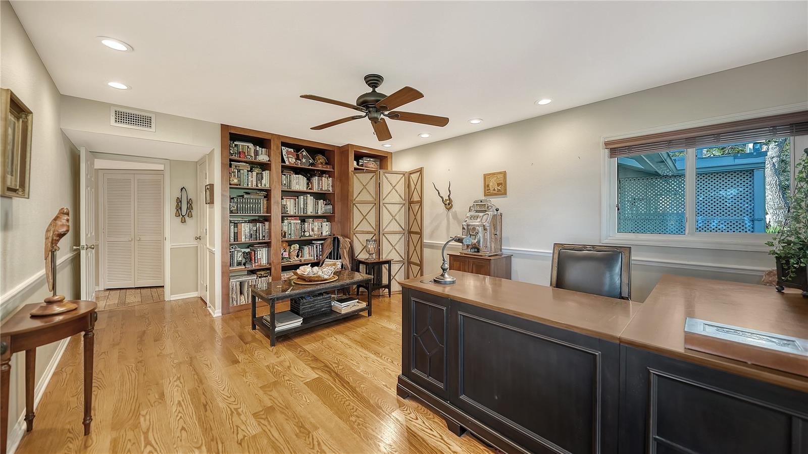 Listing photo id 25 for 1042 Casey Key Road