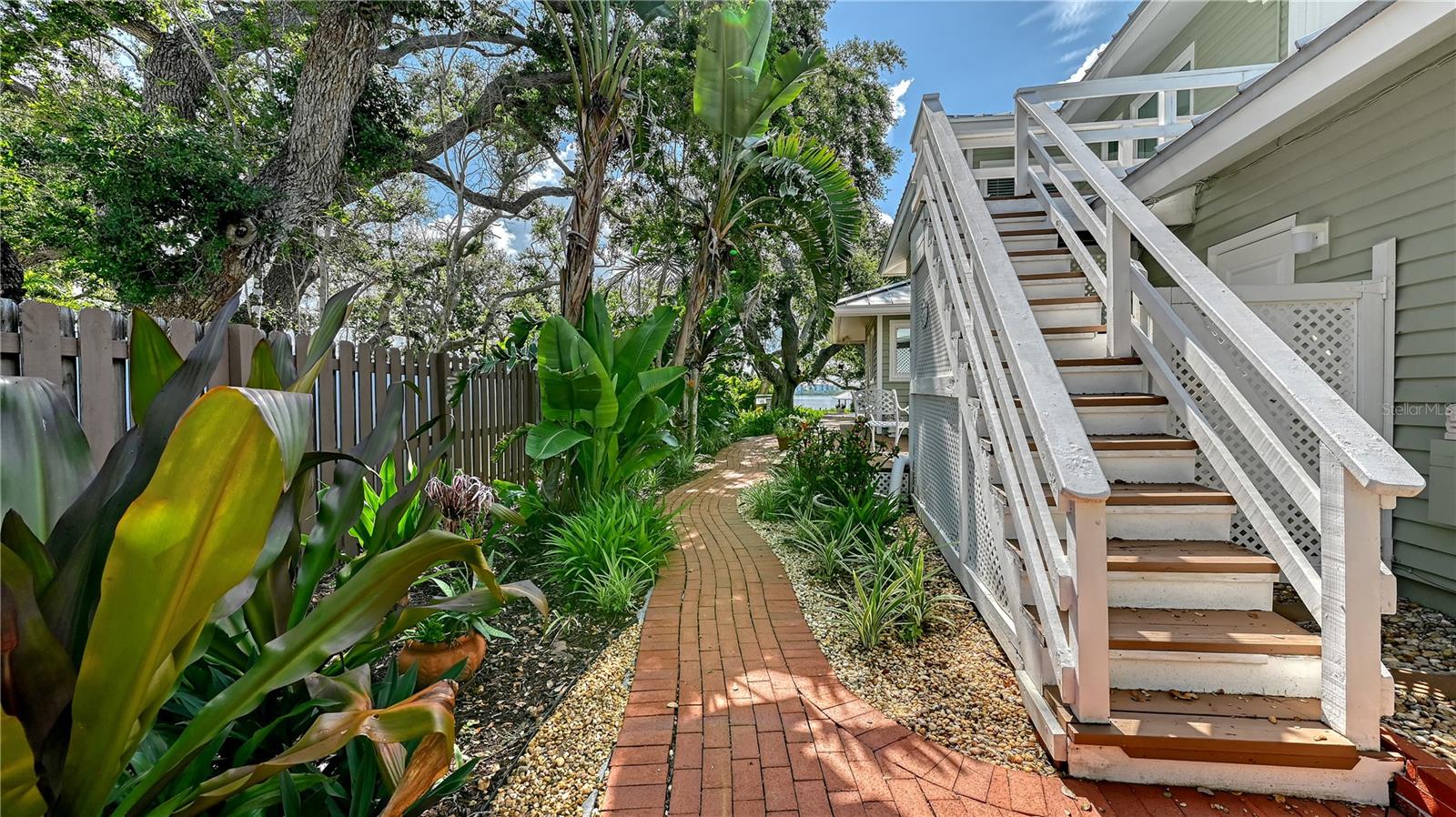 Listing photo id 44 for 1042 Casey Key Road