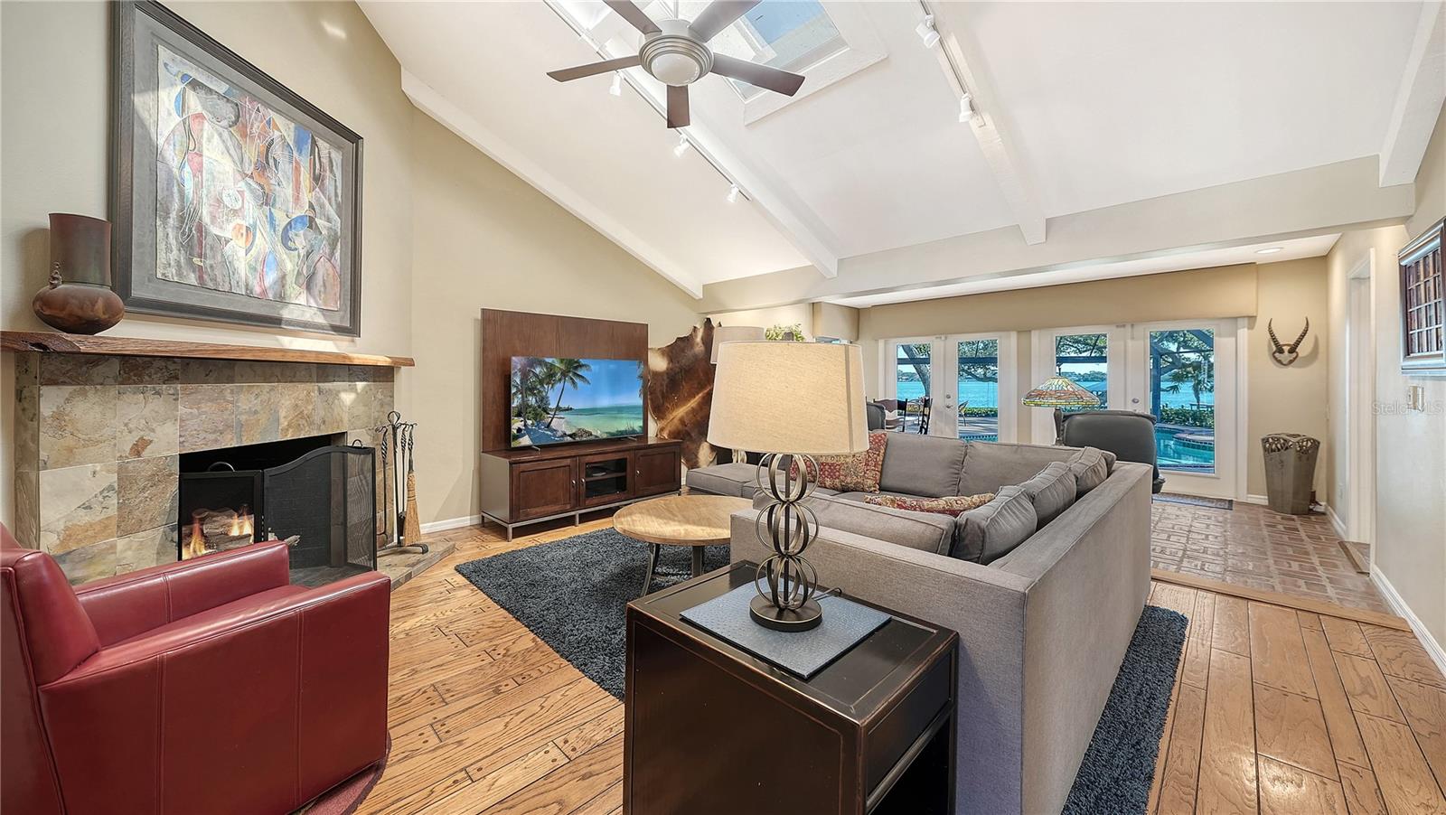 Listing photo id 7 for 1042 Casey Key Road