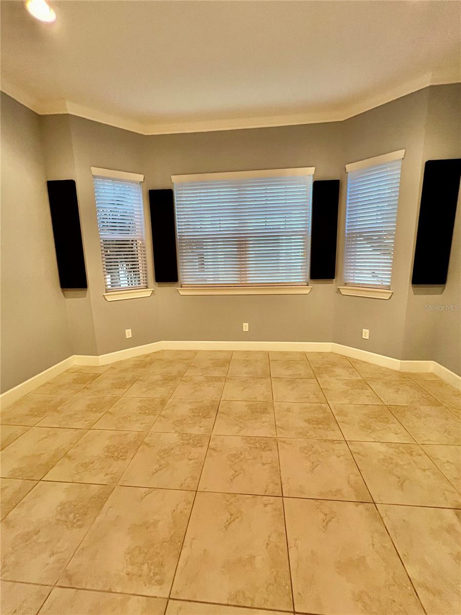 Image 21 of 31 For 6012 Anchorage Way S