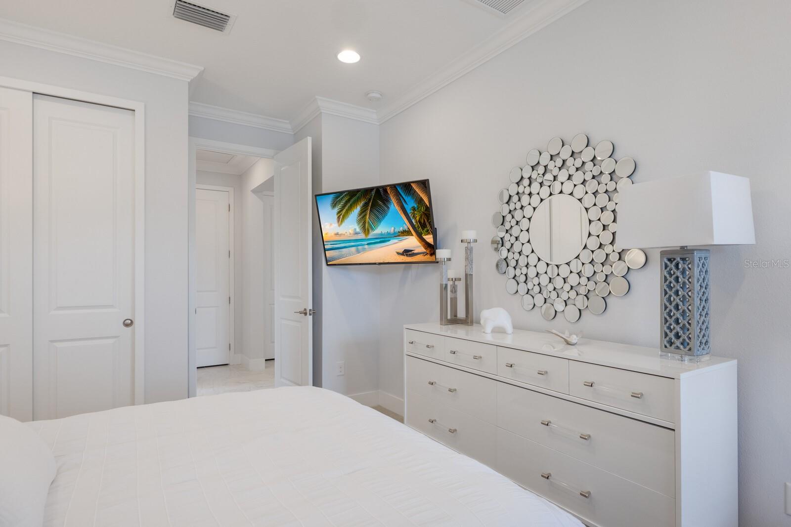 Image 32 of 100 For 5557 Long Shore Loop