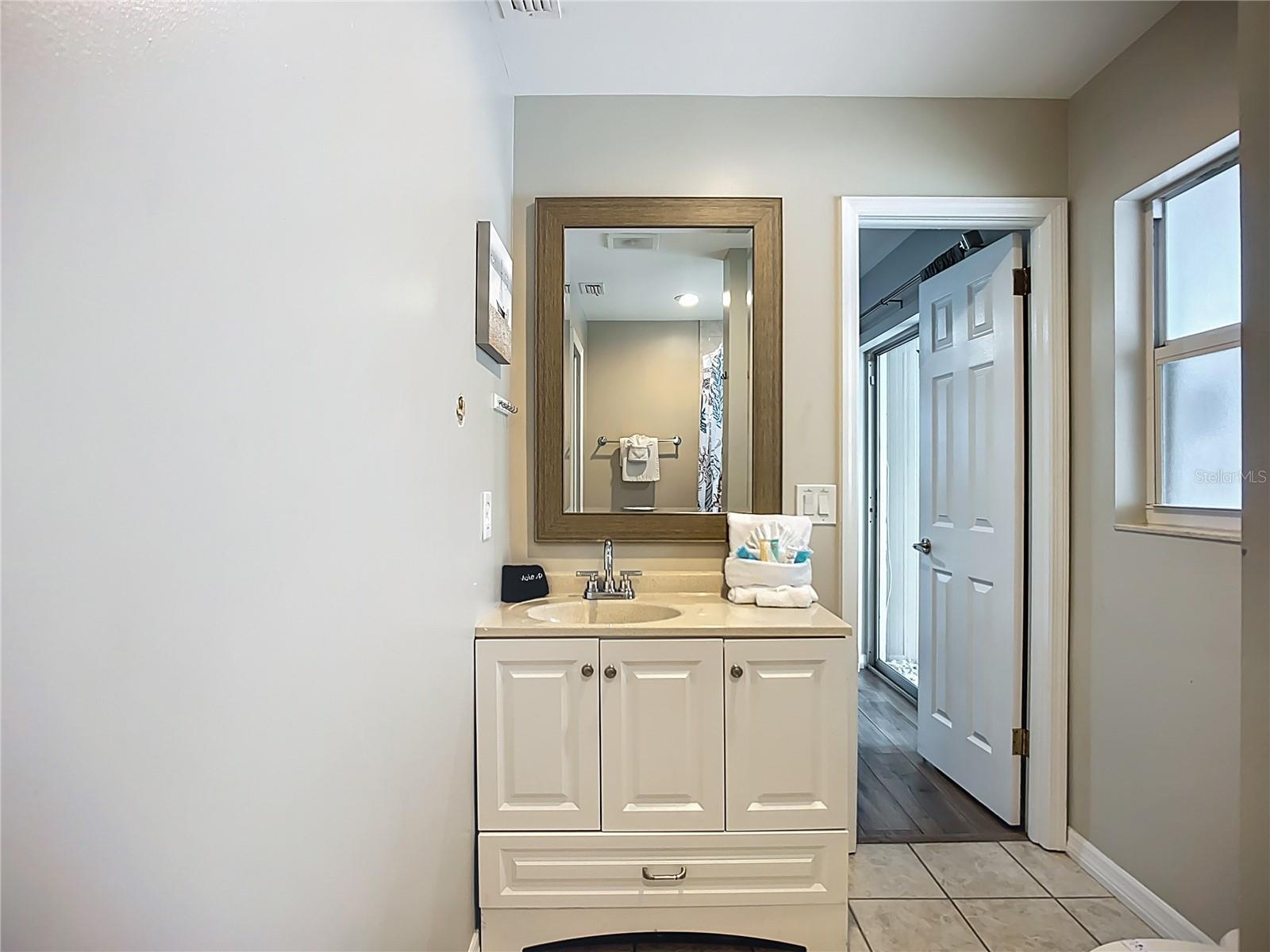 Listing photo id 13 for 5703 18 Street W