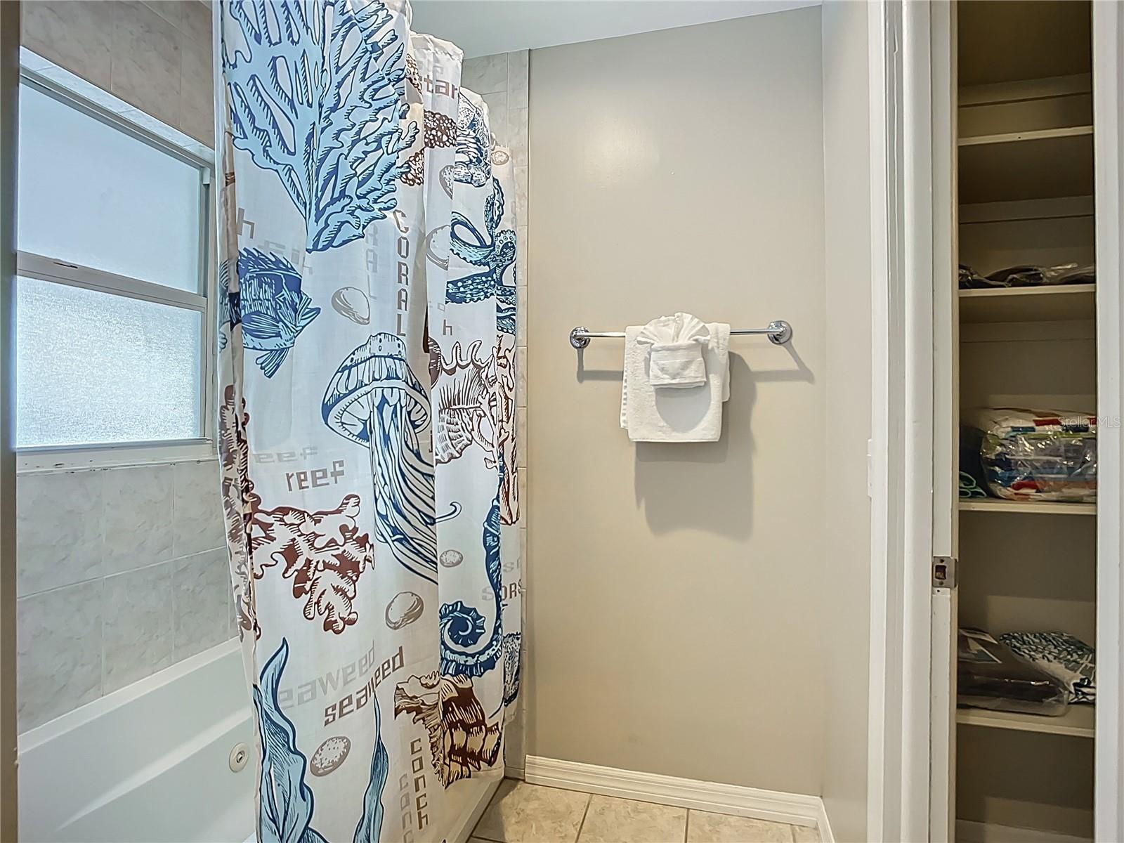 Listing photo id 15 for 5703 18 Street W