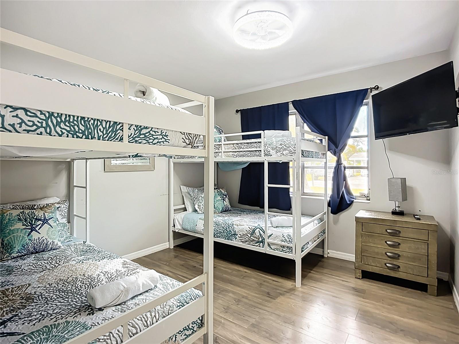 Listing photo id 16 for 5703 18 Street W