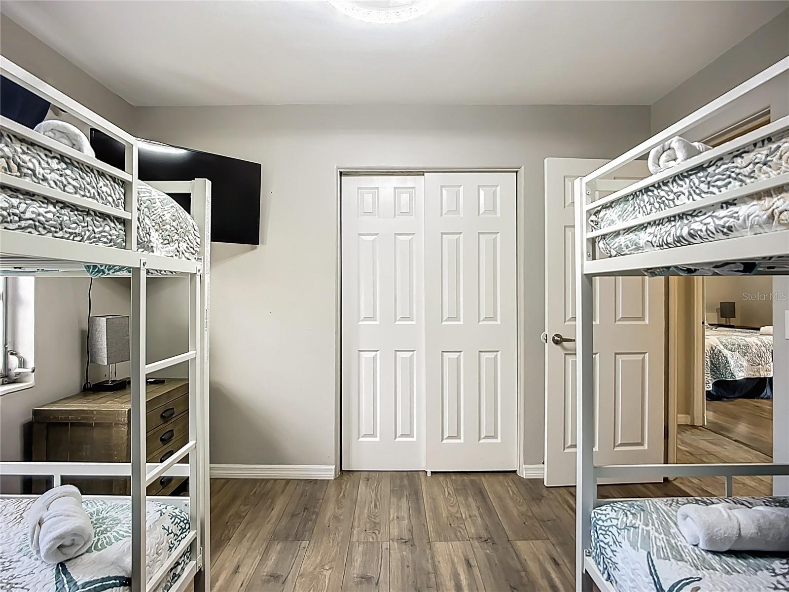 Listing photo id 17 for 5703 18 Street W